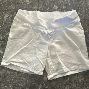 Liz Lange Maternity white stretch denim shorts. Size small (4-6).